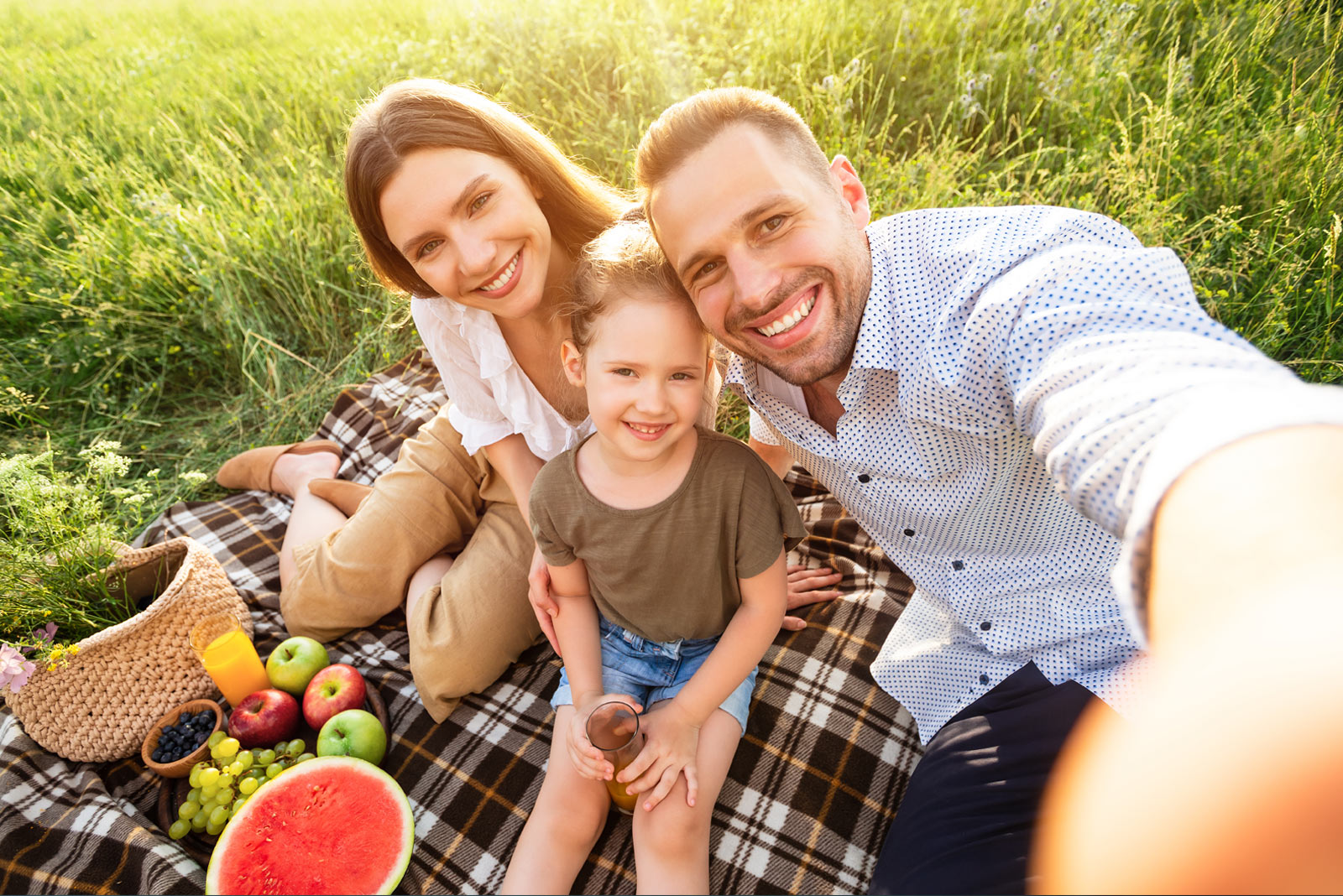 Sesja plenerowa rodzinna klucz do naturalnych zywych portretow